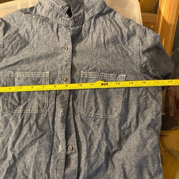 🏈Iowa Hawkeyes🏈 denim button-up - Picture 5 of 7